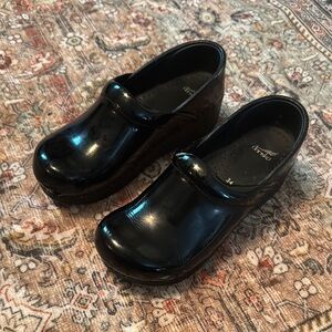 Black Patent clogs shoes by Dansko size (5) 34 women